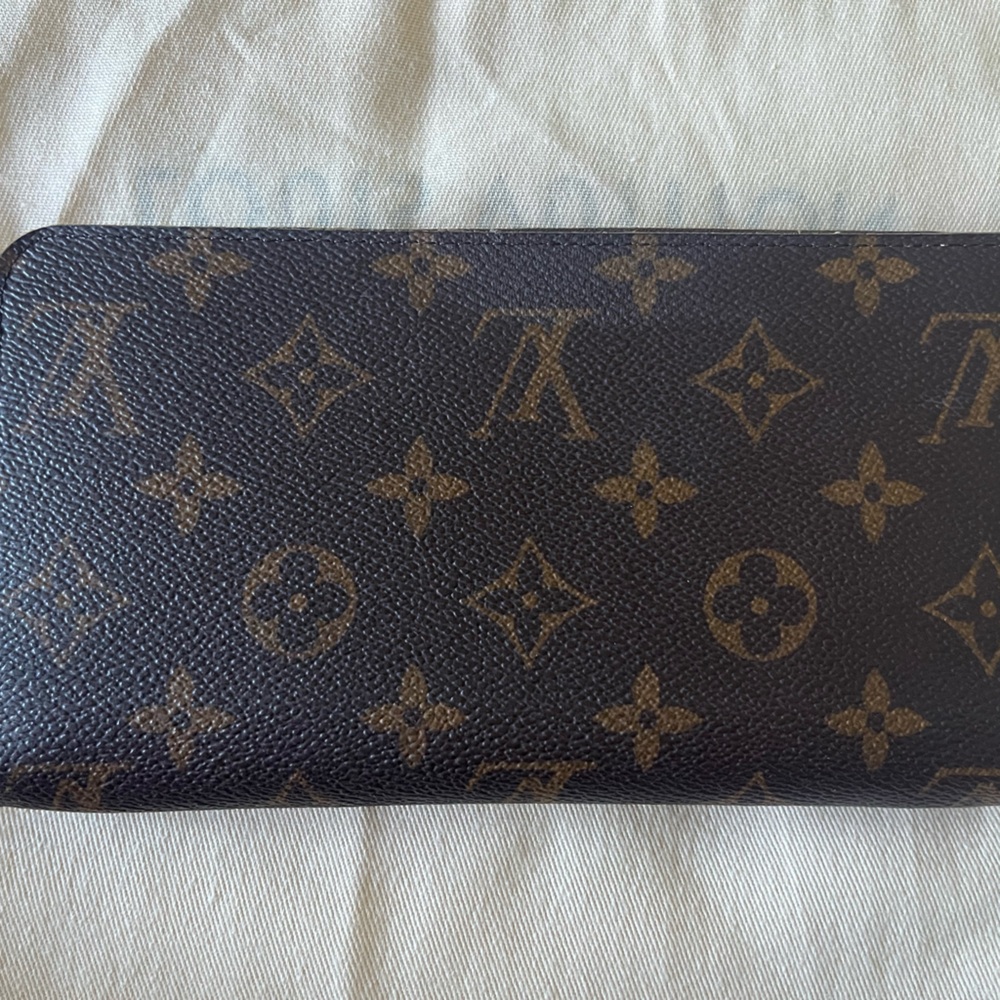 100% Authentic Louis Vuitton Zippy Wallet